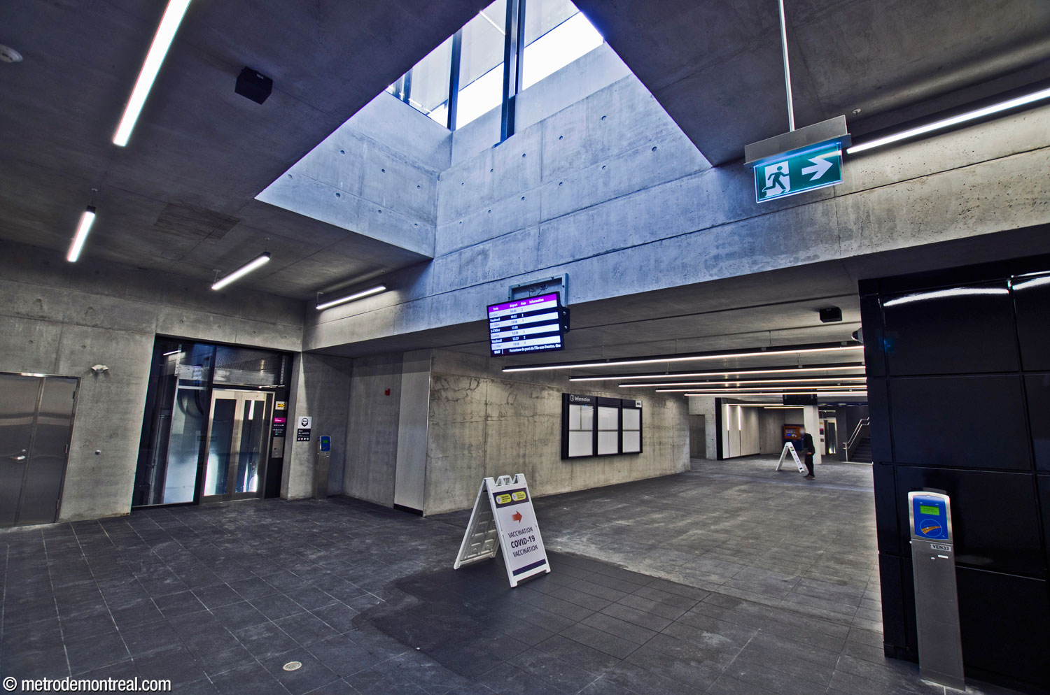 Le nouveau tunnel et ses accès vers la gare de trains de banlieue. L'escalier vers le métro et la sortie se trouve au fond à droite.