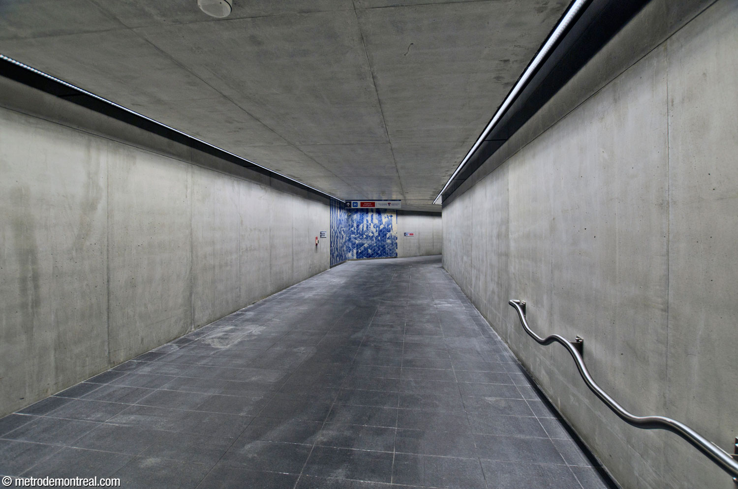 Le tunnel piétonnier entre le nouvel accès et le CUSM, avec le troisième volet du cycle de murales de Patrick Bernatchez.