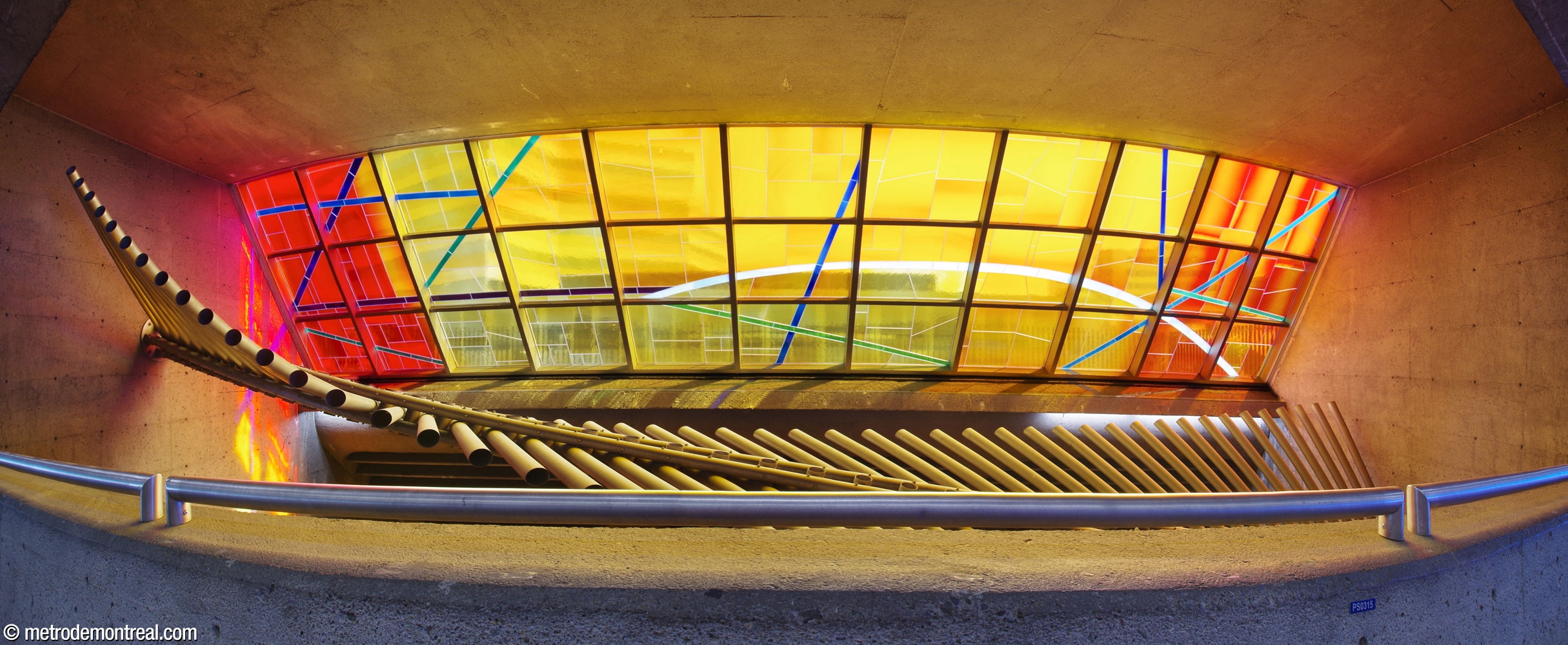 Le vitrail et la sculpture métallique de Marcelle Ferron dans le volume au-dessus des voies, vus de la passerelle.