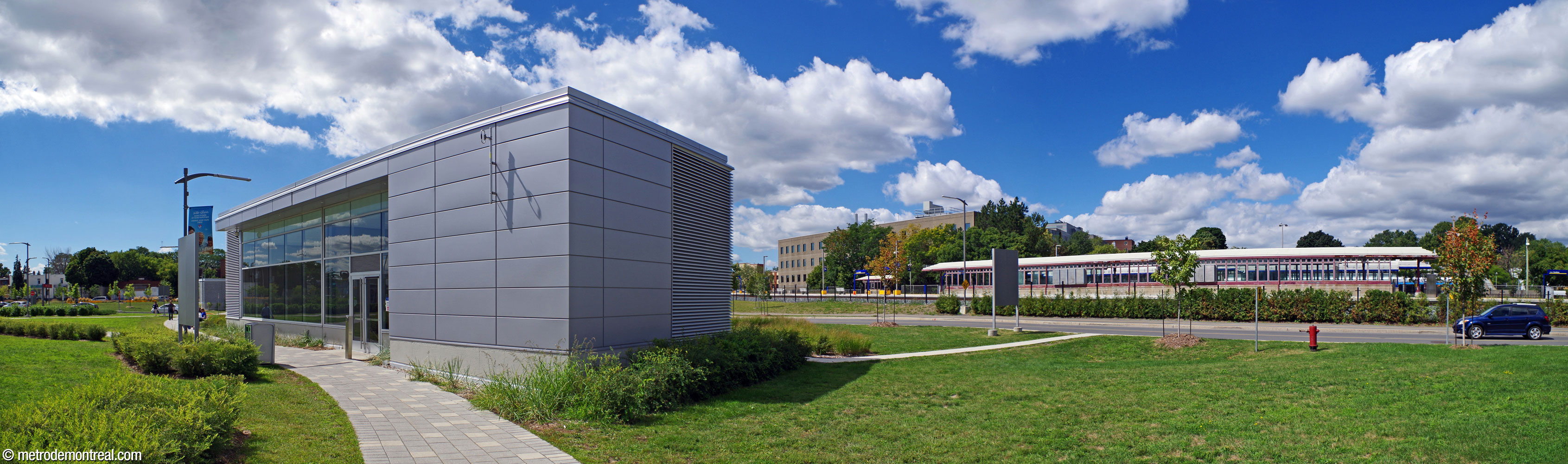 Avant la construction de l'accès secondaire, un plus petit édicule, à gauche, fut construit sur le campus du CUSM pour assurer l'accès à la station via le tunnel qui la reliait à la gare de trains de banlieue, à droite.