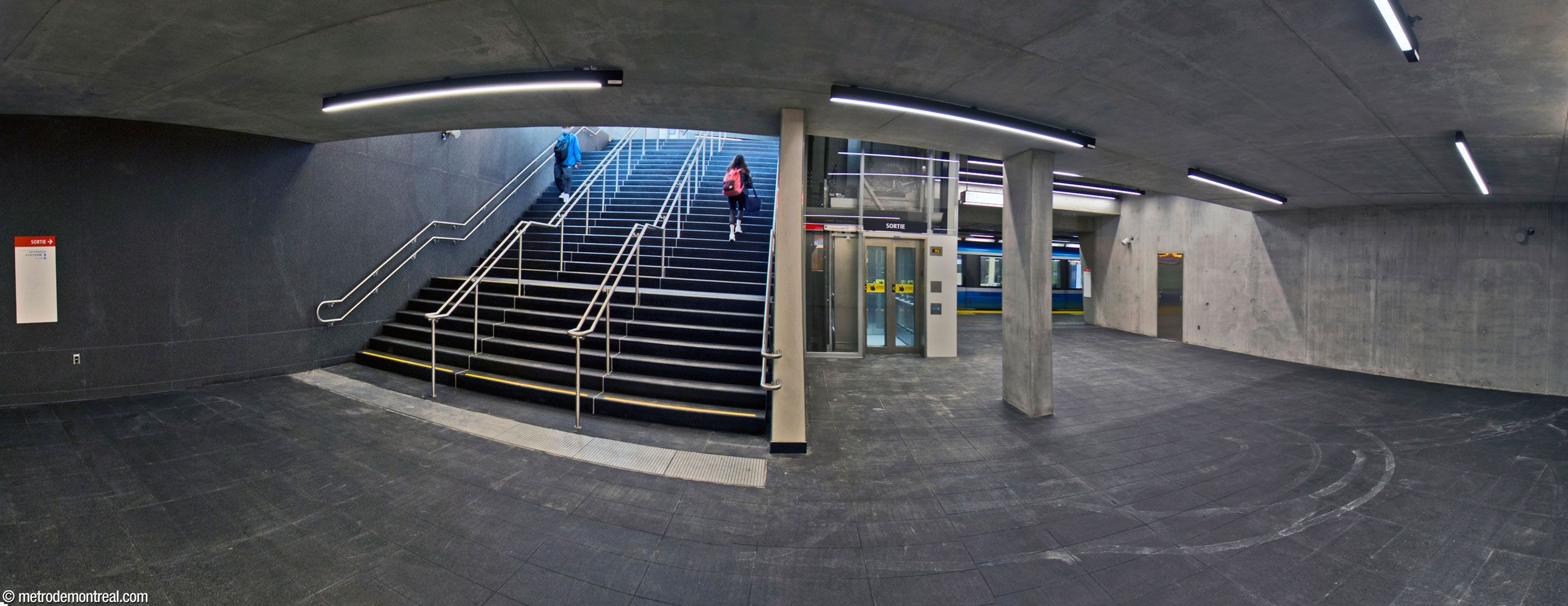 Le pied de l'escalier et l'ascenseur entre le quai Montmorency et le nouvel édicule.