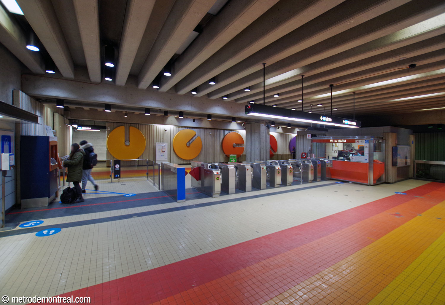 The gateline of the ticket hall, with one of the suites of mural sculptures by station architect André Léonard on the back wall.