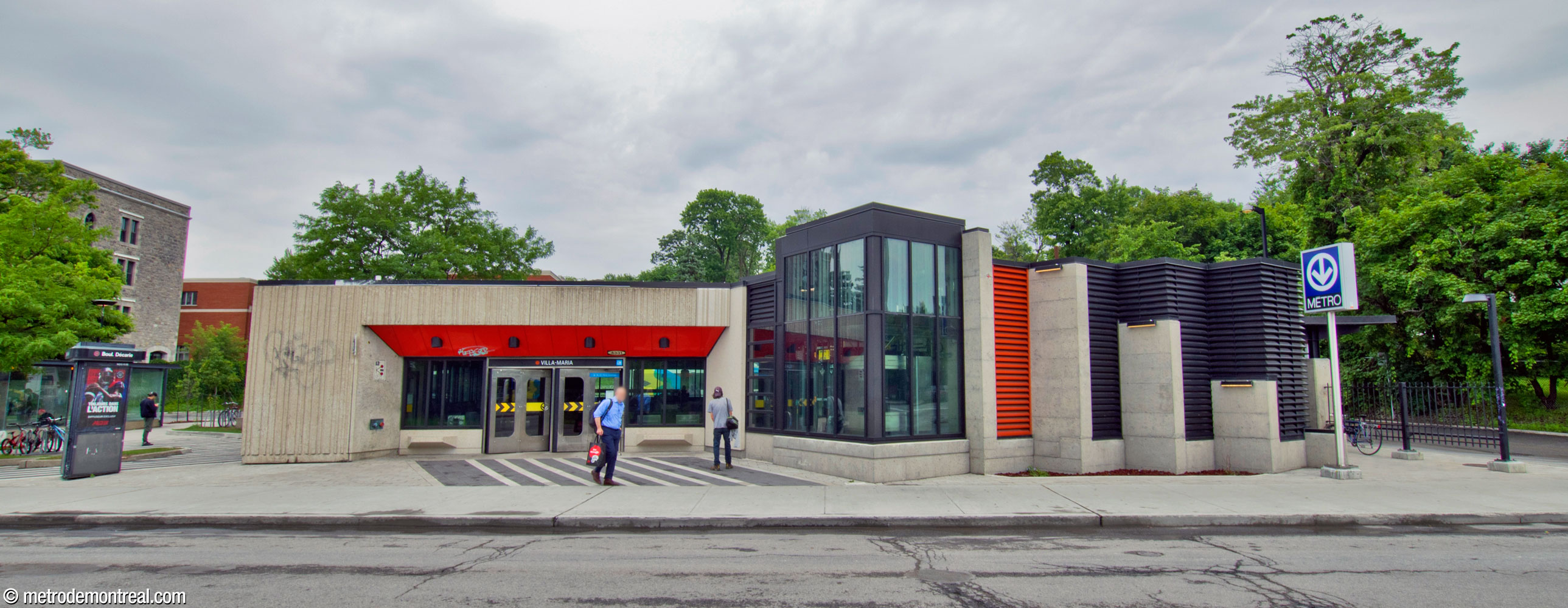 The front façade of the station’s headhouse, on Boulevard Décarie. The elevator shaft is at centre, next to the main entrance.