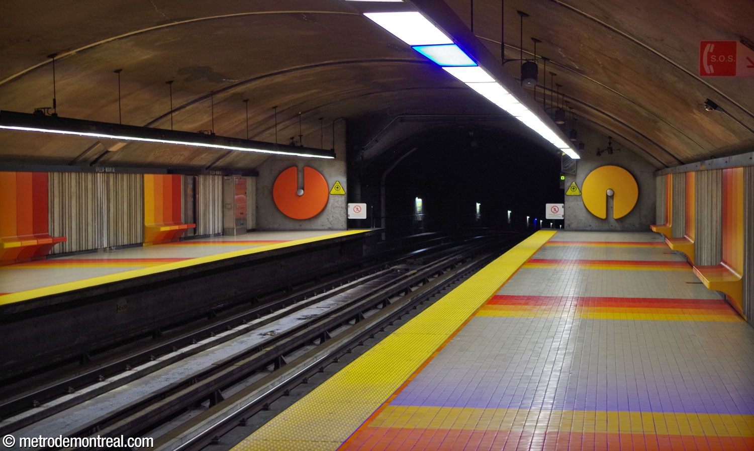 The walls at the far (northern) end of the station's platform host two more mural sculpture disks by André Léonard.